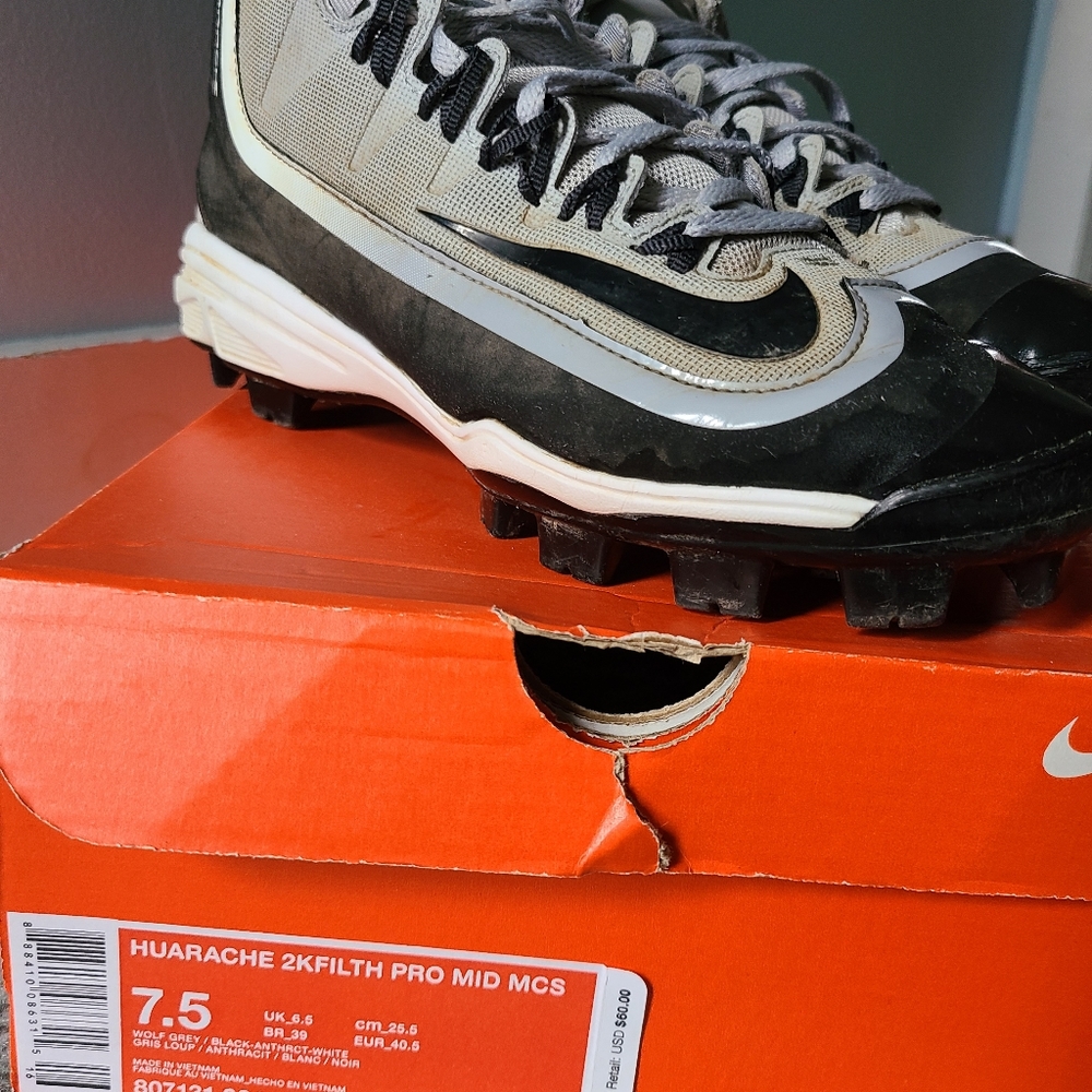 Men's/Young boy's Nike baseball cleats